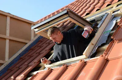 Pose de fenêtre de toit et velux par un couvreur professionnel